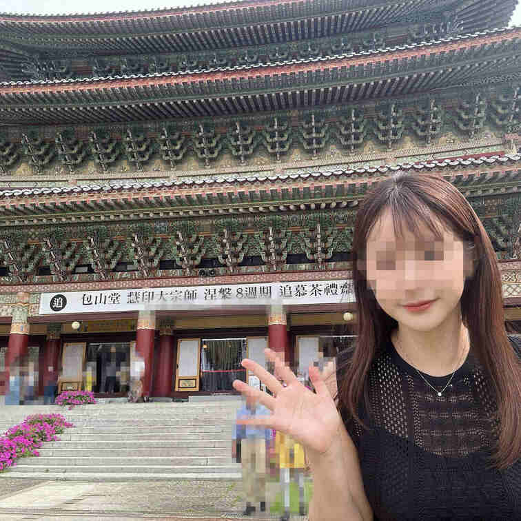 少し前に韓国の済州(チェジュ)島に行きました♪

お寺の本堂、カラフルでびっくり〜
日本との違いを感じてとても興味