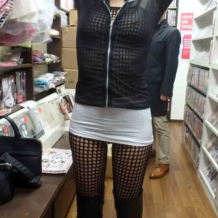個人経営のアダルトショップで二人の単独さんと遊んできました。