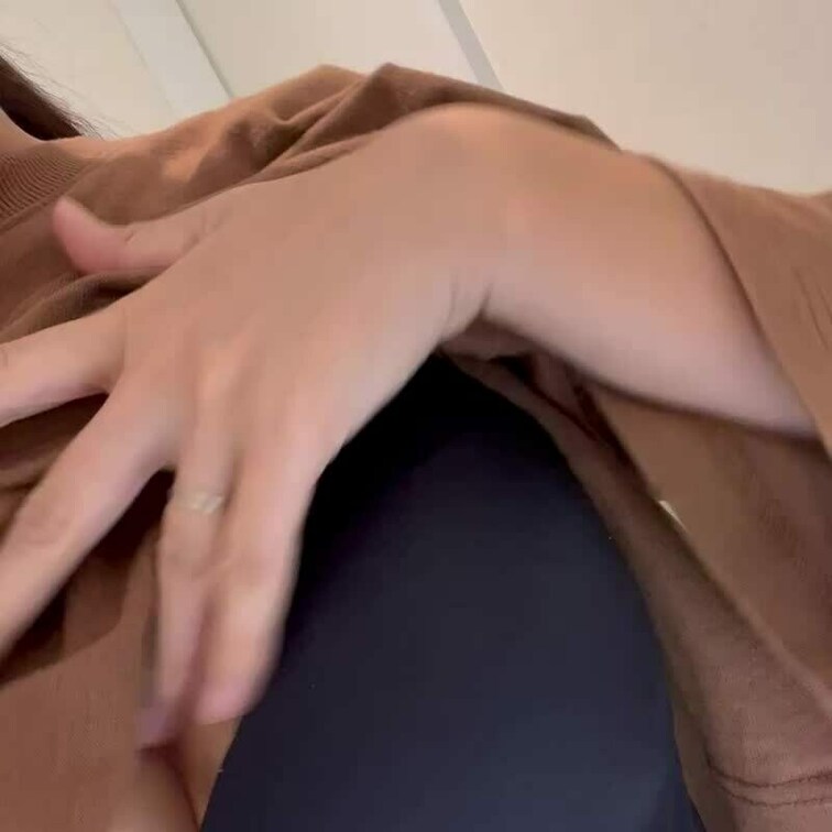 ちくびリングを歯医者さんのトイレの手洗い場で…////乳首の感度良くしたくて、乳首を小さいリングで根元止めて歯医者さんの
