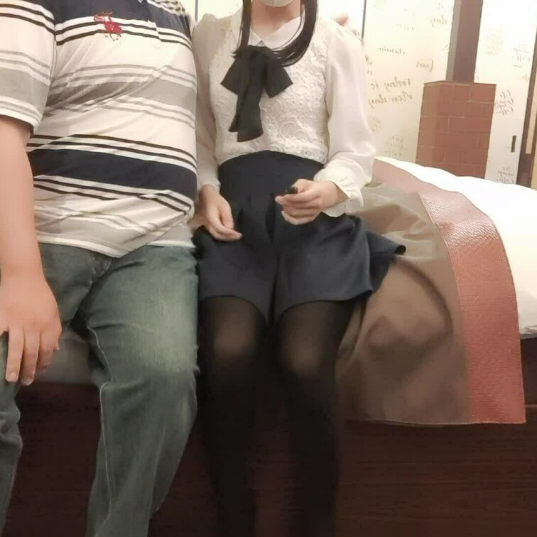 撮影してくれた人と我慢できずにいちゃいちゃしちゃいました…べろちゅーされてもうめろめろです…
あとおっぱいも出ます…