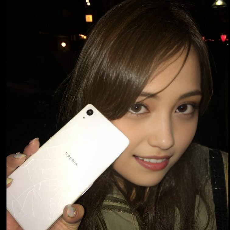 携帯バッキバッキ😢
でも決め顔💕