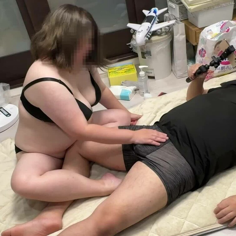 嫁にフェラと手コキをしてもらいました！
エロい音を出して気持ちよくしてもらいました(笑)

徐々に続編も出していき