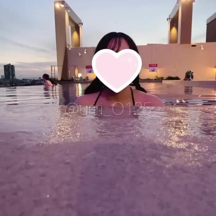 プールから上がる時に乳首でちゃってた事故動画💦