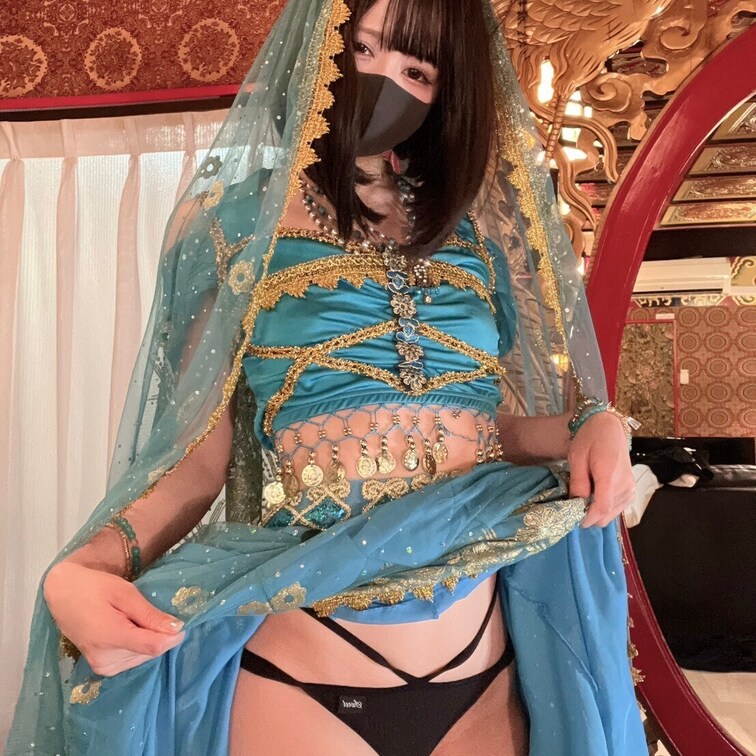 この衣装、とってもきらきらしてて気に入ってる(⁎ᴗ͈ˬᴗ͈⁎)

動画もあるよ！
https://myfans.j