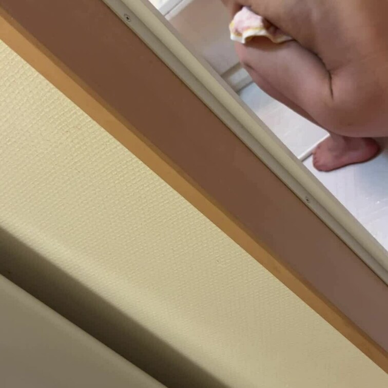 お風呂の床を磨いてます✨