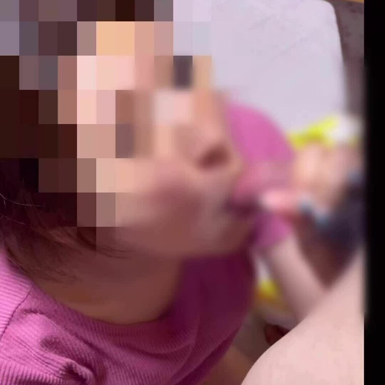 仁王立ちフェラ💘
上から一生懸命しゃぶってる妻、時折目を合わせてくるので男心をよく分かってる！とりあえず、可愛い😍