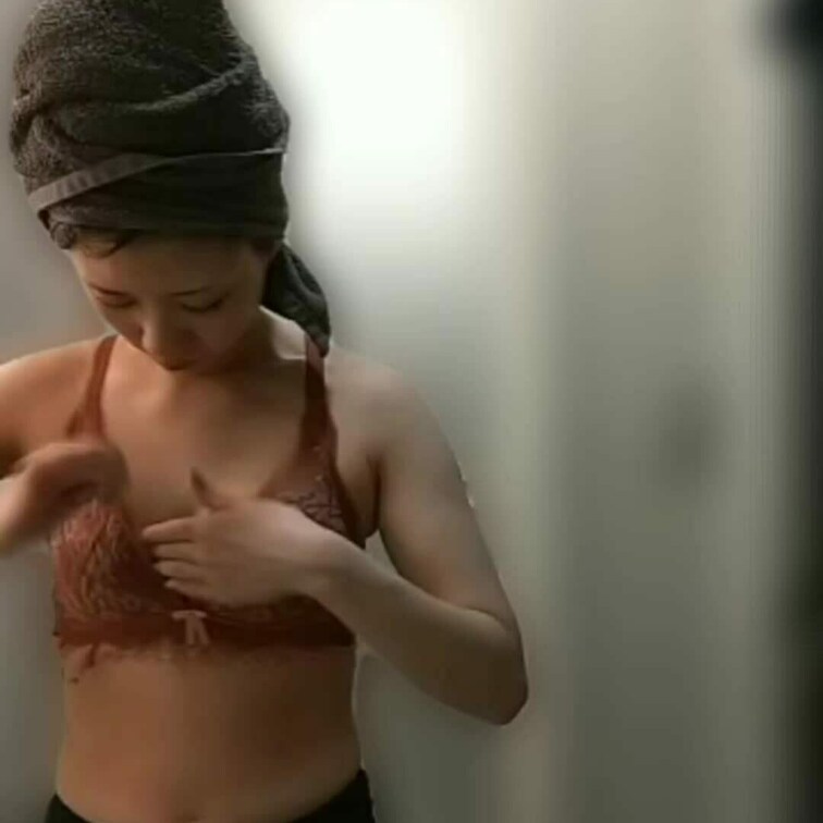 妻の入浴後シリーズです！
無防備にありのままを晒してくれています！
赤のブラジャーがまたセクシーなんです…！

