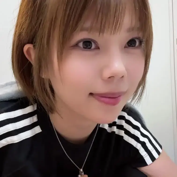 前した時に
こういうの好きって言ってたから、、、。
イマラチオっていうの?
奥までぐーぅっていれてるやつ
好きかなって思って
離れてもななだけみて
今日と明日はこれでして欲しいなっ❤️
最後まで見てくれてありがとう🫶🏻💕
「いいね❤️」「お気に入り⭐️」「コメント💬」をしてもらえると、本当に励みになります🥹✨
みんなの反応を見ながら、これからも頑張ります♡