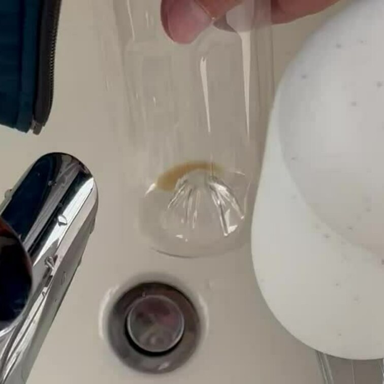 ちょっとだけおしっこしたいかな？と思ったので、飲み終わったばかりのペットボトルにおしっこ…♡♡洗面所だと水音を連想しちゃ
