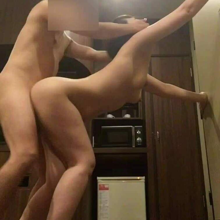 もう一度これぐらいのエビ反り長身ナイスバディ女と立ちバックしたいものですね。。