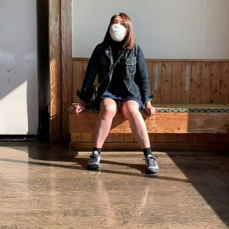 秋旅行パンチラ放置プレイ中

普通にしていてもパンツが見えそうなのにおっさん達の団体旅行客がいる中でしゃがませたり風