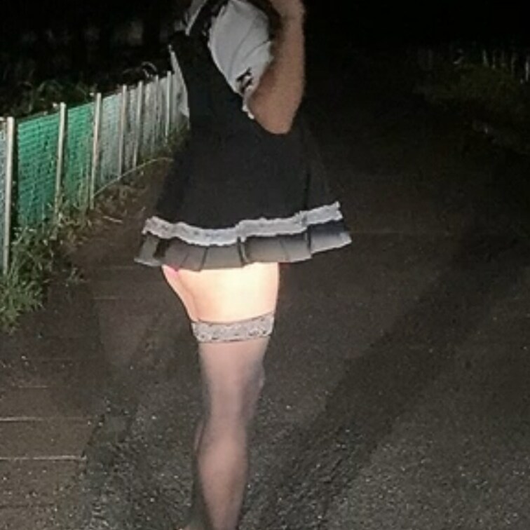 立ってるだけでおぱんちゅ見えちゃう地雷系チュニックのみでお散歩♪
動画もあげますね❤️