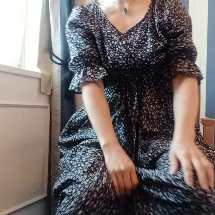 京都のホテルで
大胆にパンツを見せちゃう熟女をご覧ください
時々
外が気になってしまい…
絶対に見えないだろうに
