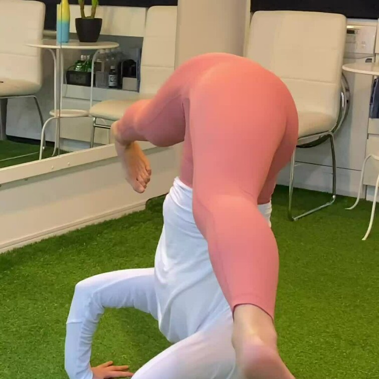 ↑上の【♡いいね】を押してから動画をご覧頂くと…😳↑

［美女のストレッチ］

 ※こちらはお試し用サンプル動画