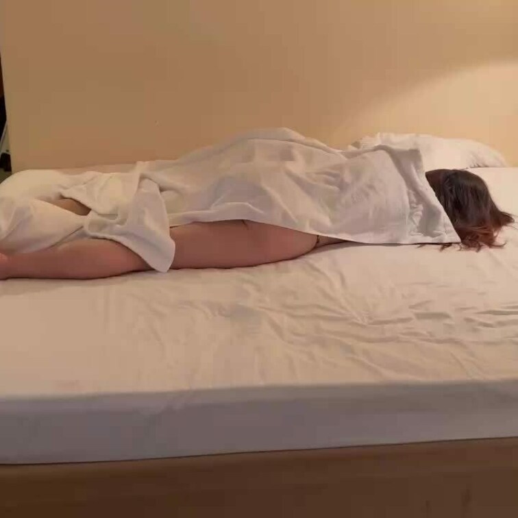 お尻を晒す樹里唖、ぶっかけにいかがですか？