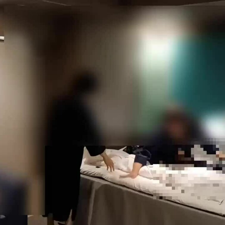 イチャイチャからハイテンション！潮吹き中押しまくりの感度高すぎる変態

潮吹きまくってベッドびしょびしょ。ツッコミア