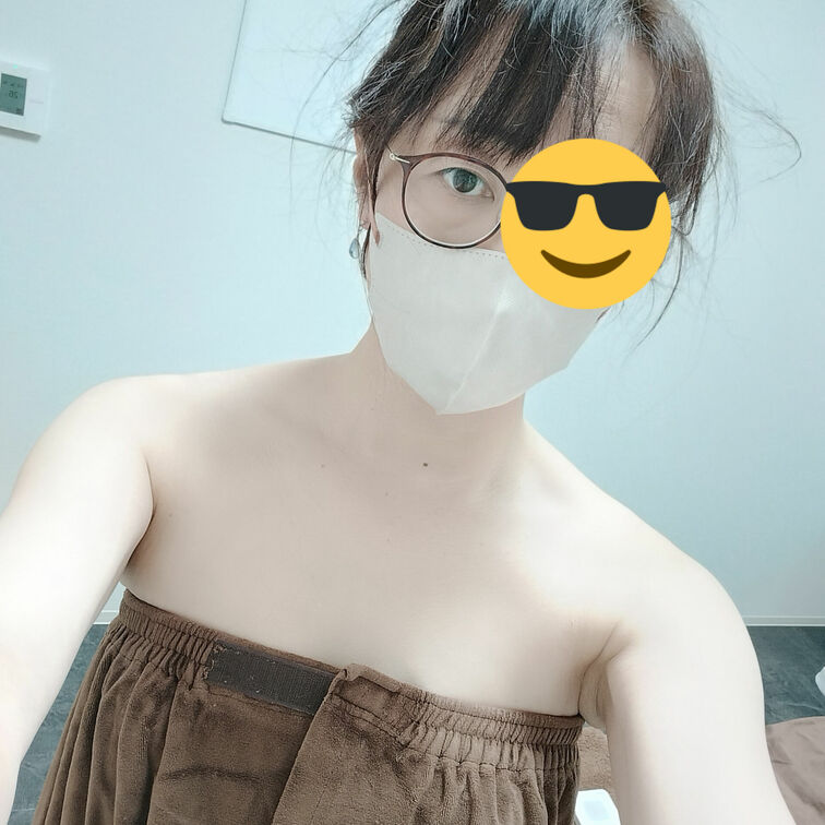 今日は杜の都の形成外科に豊胸のカウンセリングで来てます！
女医さんの胸とブラのサイズ合ってないでしょ……と言いたげな表
