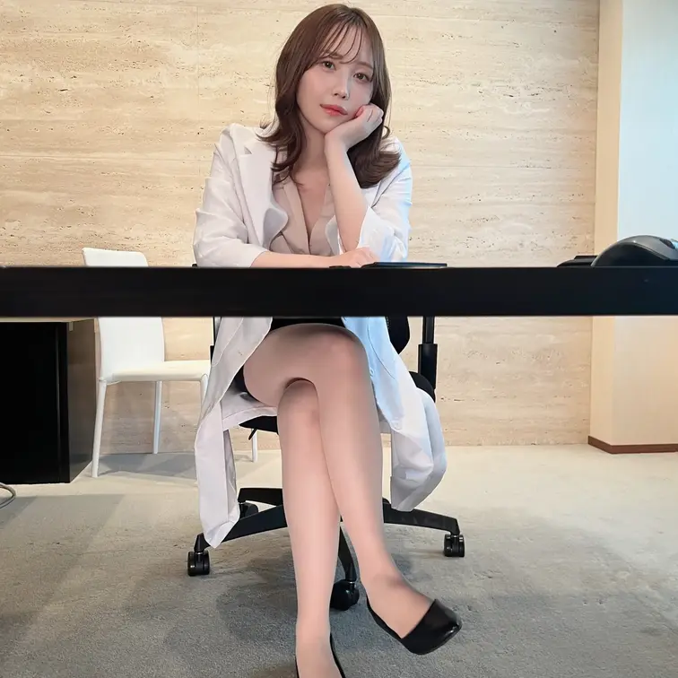 右上の「いいね♥」を押してからみてね♪

こんばんはサナです🌙

本日は職場での姿をお届け！
背徳、スリル味わ