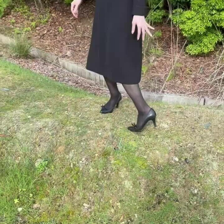 喪服で放尿、浣腸
出してる時に人が来て焦った💦