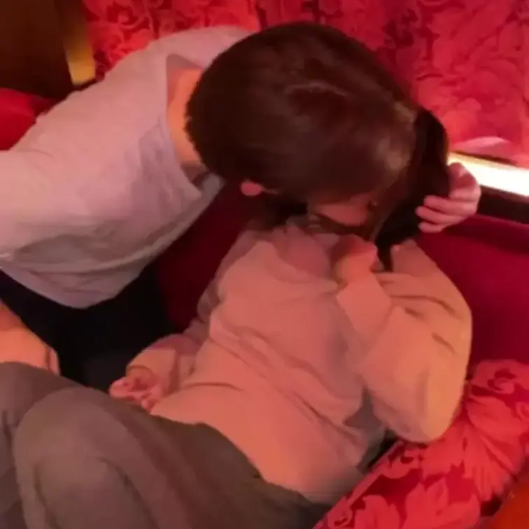 ②さくらが初めて寝取られた動画です。
キス→ディープキス→恥ずかしそうに会話している様子→ベットへ連れて行かれる流れで