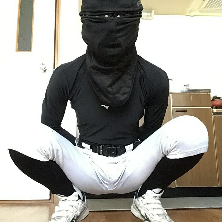 今日休みなのでどこかの公衆便器で目隠し待機したい。ガテン様の便器に。