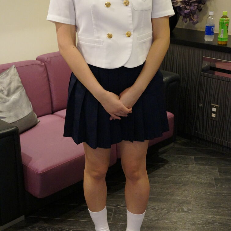 名古屋の御三家の一つに数えられる名門・椙●女学園の制服。シンプルながら金のボタンと胸の校章からお嬢様校らしい気品が感じら