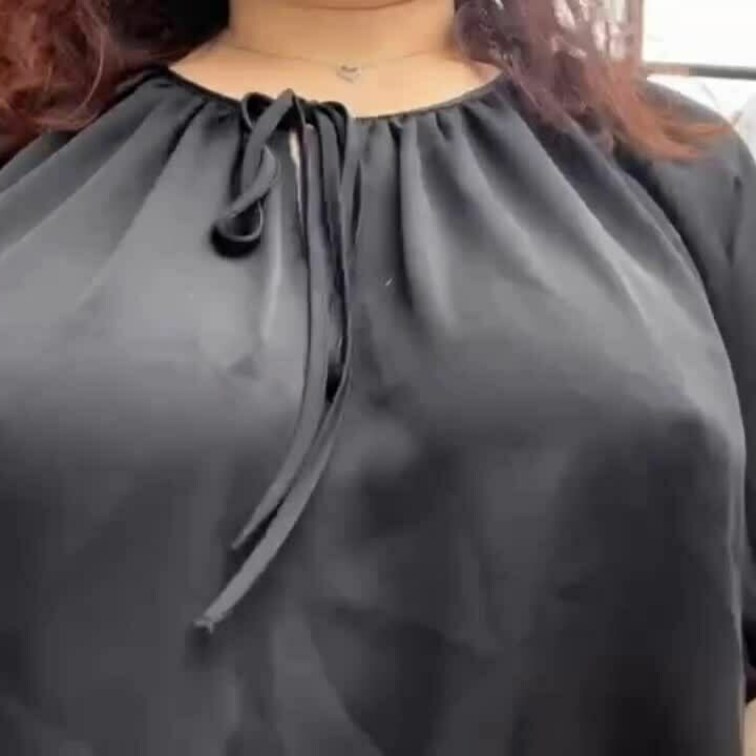 巨乳OL白昼街中露出
巨乳を揺らし乳首を尖らせる

揺れまくる巨乳
この後交差点へ