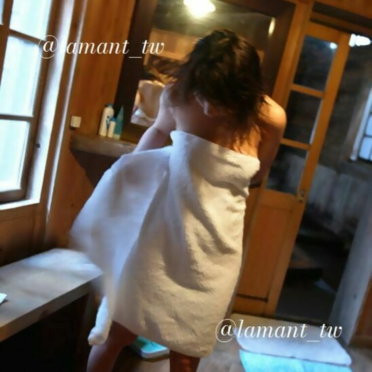バスタオルが似合う美女。