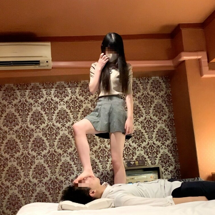 人形のような可愛い子が枕を踏みつけ足を舐めさせる