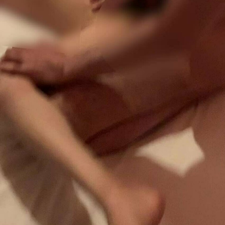 この日は単独さん2人と妻の3Pを、私と私の友人で鑑賞しました。
若い単独さんに激しく突かれ、小ぶりな胸が揺れました。