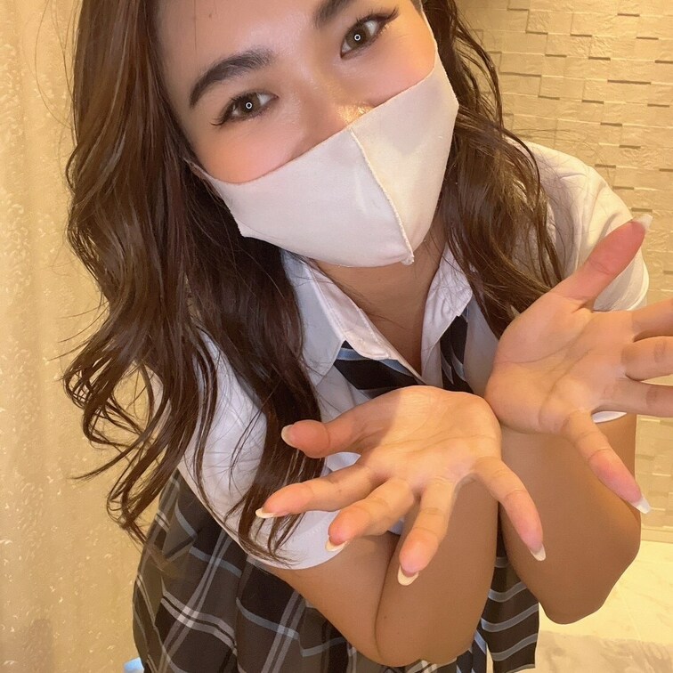 もっとえっちな写真の方がいいかな?💕
ギャルの制服はどうですか?
感想お待ちしてますね!