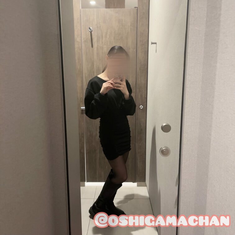 👉スワイプしてみてね👉
今日もオフィスでお仕事👩💻
真っ黒ミニワンピの下は真っ白パンツ🖤🤍
でも今日