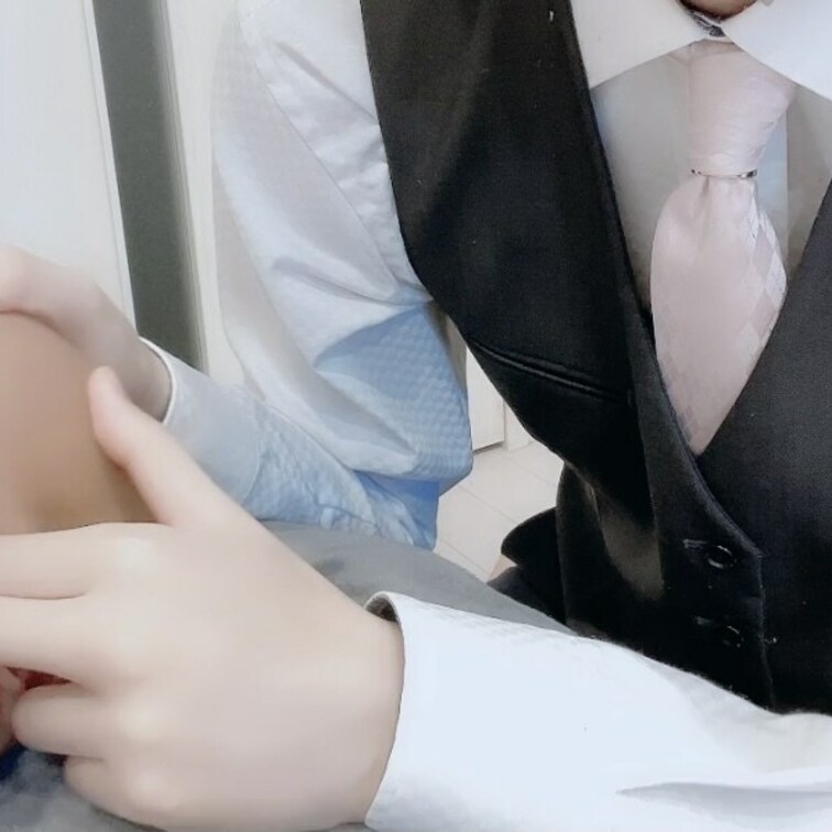 今度はお尻を向けさせて指を挿れちゃうね。
お尻も沢山叩くから「ドMな女の子」は是非観て？

段々糸引いて濡れてきち