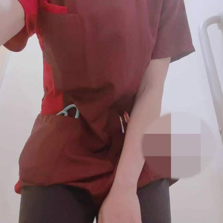 職場で少し撮影したお尻見せつけ動画です！今日のパンツを報告！くぱぁもしてるおまんこはぬれぬれです！