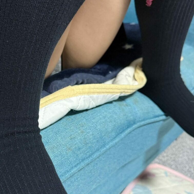 ○○○と遊びながらパンチラ❤️おしっこシミか興奮シミか凄く目立つ💕