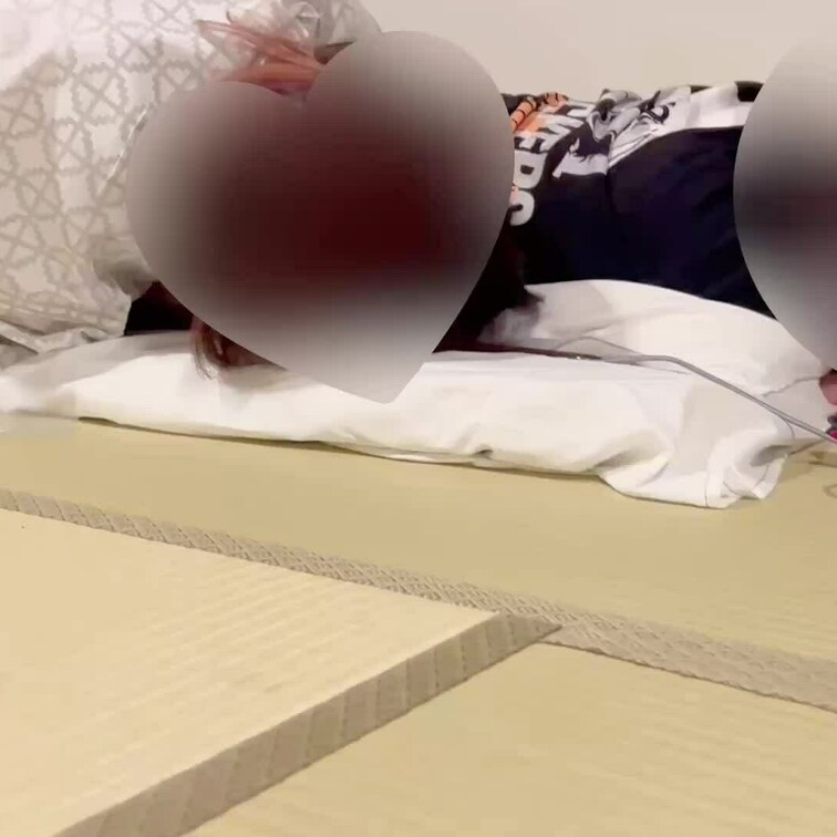 温泉旅行中、男友達の一人に湿布貼って欲しいと頼まれ…

サキのスイッチがON💓
いたずらサキの登場😅
エロ湿布貼