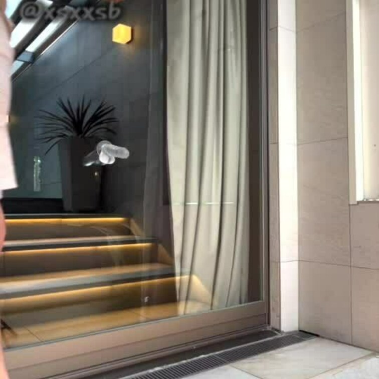 久々のガラスに貼り付けディルドオナシリーズ🤍
正面からバージョン❕

ドレスで外でしてみたんだけどどうかなっ？
