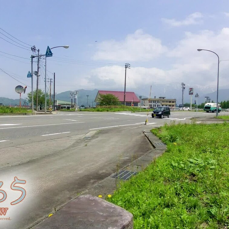 白昼道路わきでアナルプラグ入れたまま透けミニ晒す淫乱妻