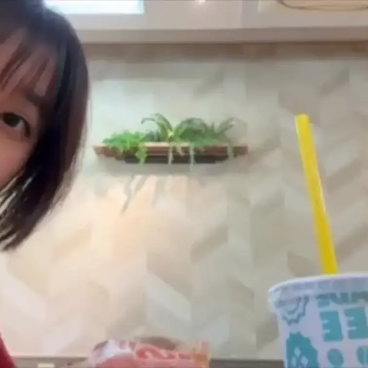 【ファン限定フル動画】🎁

【女子大生の1日】講義終わりにハンバーガー屋さん行って、お店のト◯レで午後の授業前にオナ