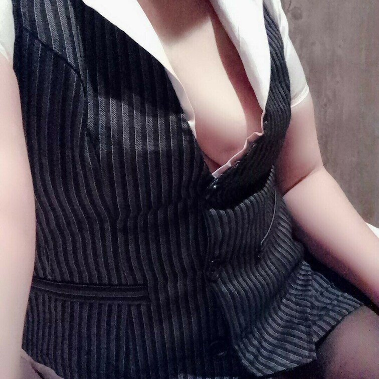 【エロOLのアフター５】
仕事のストレス解消に、しごおわラブホテルに連れて行かれ、胸をはだけさせられ…パンストを破られ