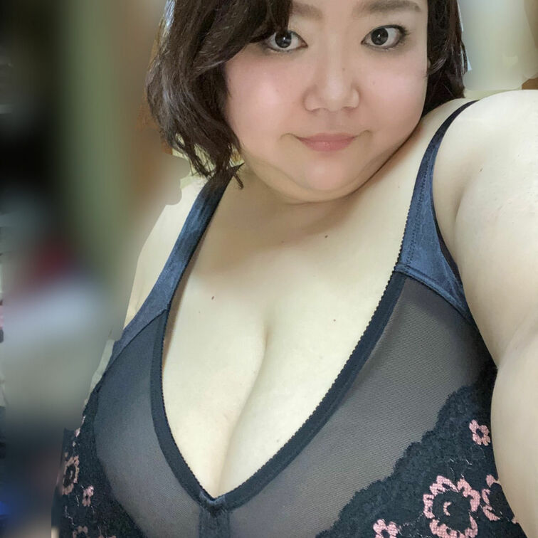 本日のブラジャー姿💕
黒色で赤オレンジ色の花柄❣️
