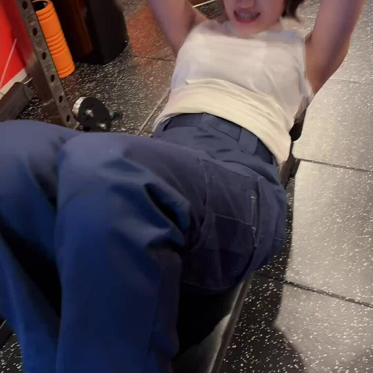腹筋くらい余裕…ってあれ？
ズボンのボタンが😂💦💪👖