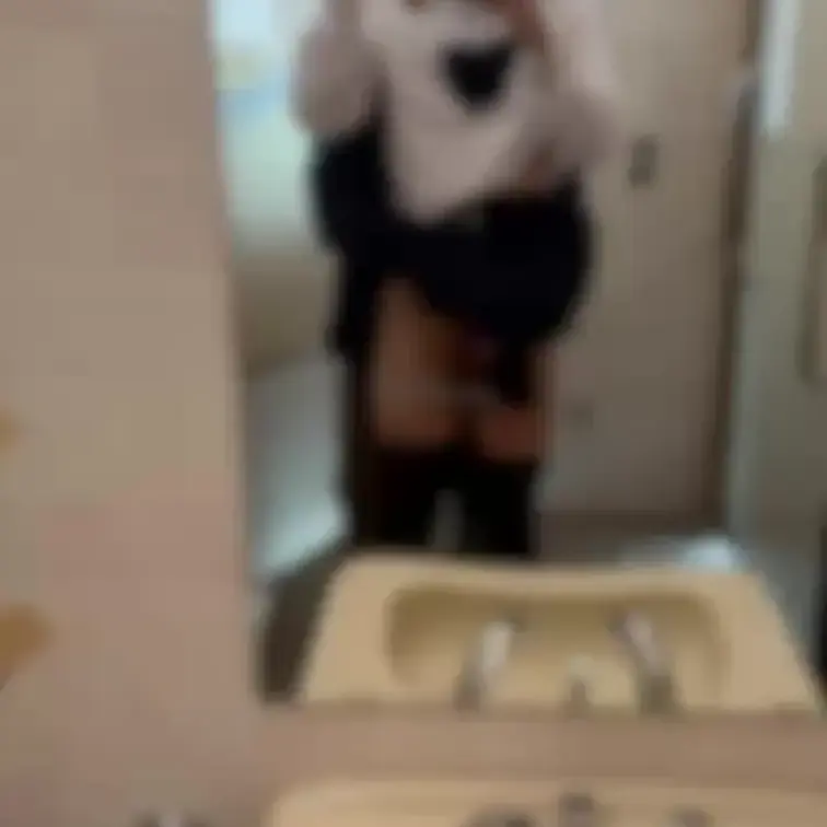 お久しぶりの動画投稿ですいません💦
冬眠から覚めた1発目の動画は、公衆トイレでおじさんにいかされちゃう女の子です♡ お