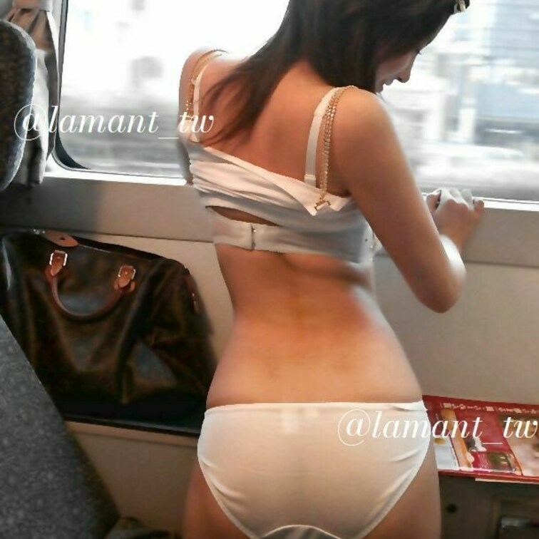 とうとう下着姿にまで