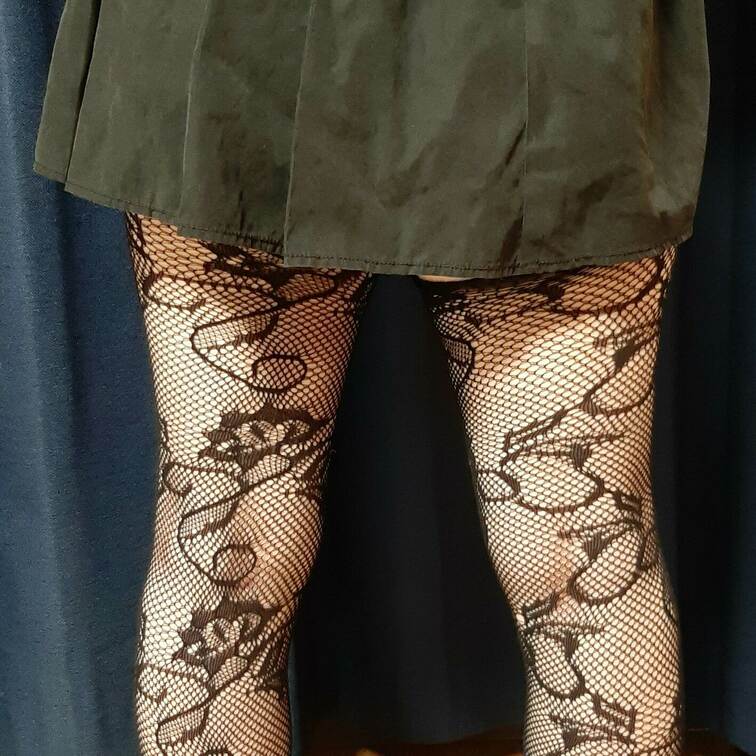 セクシー網タイツでの撮影ですが好きな人いますかね？？
コメントやいいね多ければ何枚か載せたいと思います！