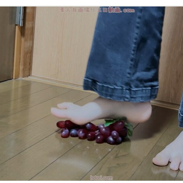 SMの女王様みたいにブドウの飾りを足で踏みつけたよ☆