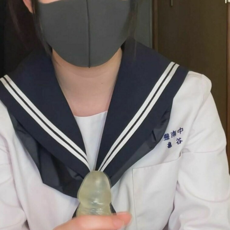 将来の裏垢女子予備軍ｗその①一部マスクなし無許可顔出し,アルバイトのためにまさかの🙈🙈生の時のセーラー服をきてきてくれた