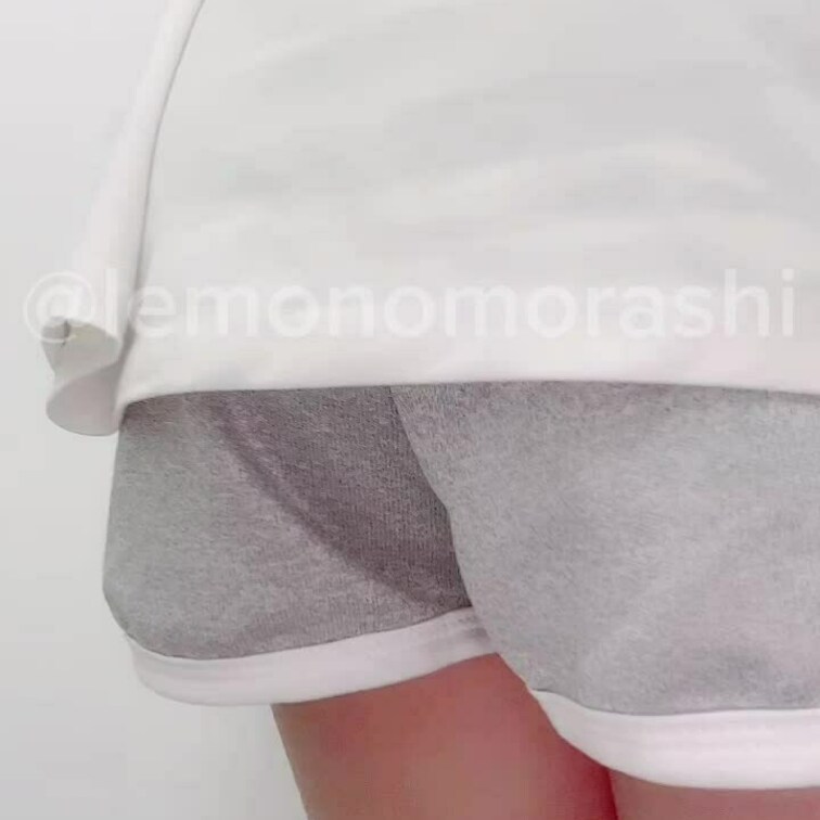 至近距離から見るおもらし(0:49)

グレーのパンツを濡らしながら太い水流が脚を伝うところを見てください♡