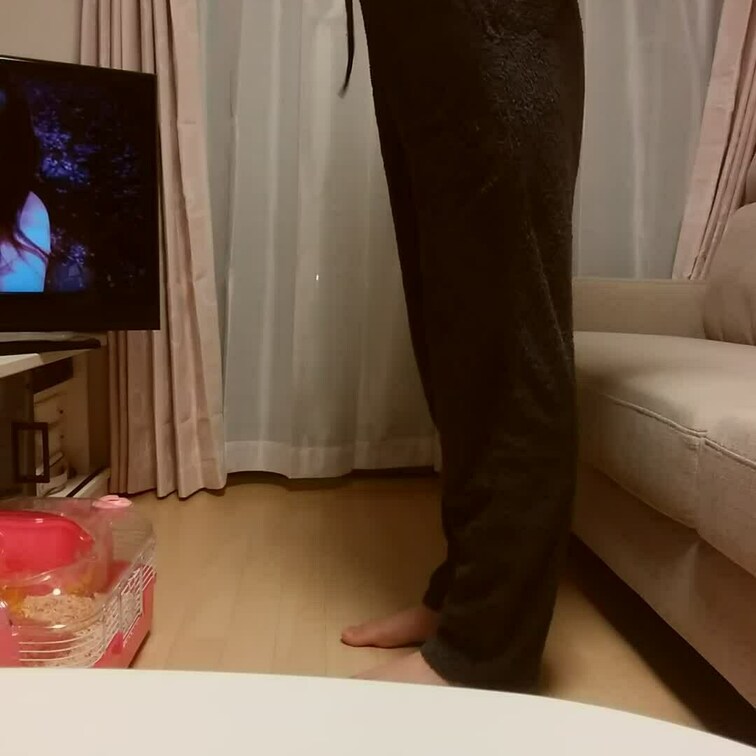 部屋で生着替えで～す♪