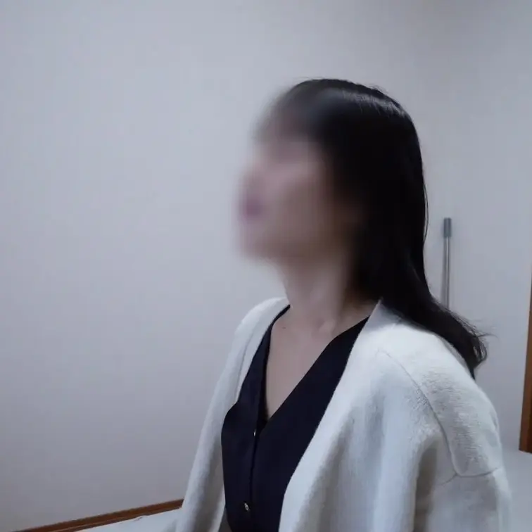 今回は経験人数3桁の方から応募が…それに興味津々のしおり。
自宅へ来ていただき、いざご対面。とっても気さくな方で安